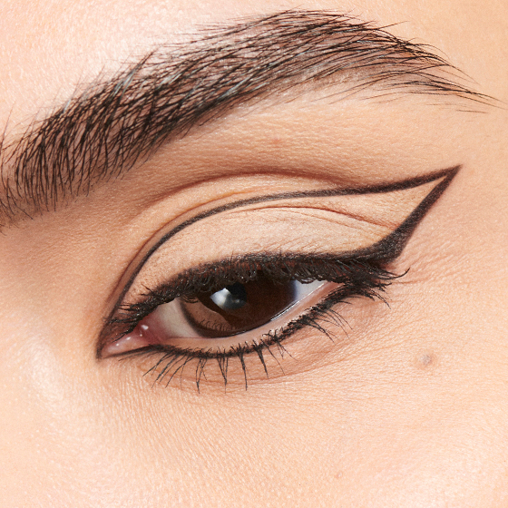 The Invisible Graphic Liner Is The Perfect Clean Girl Look - HELLO